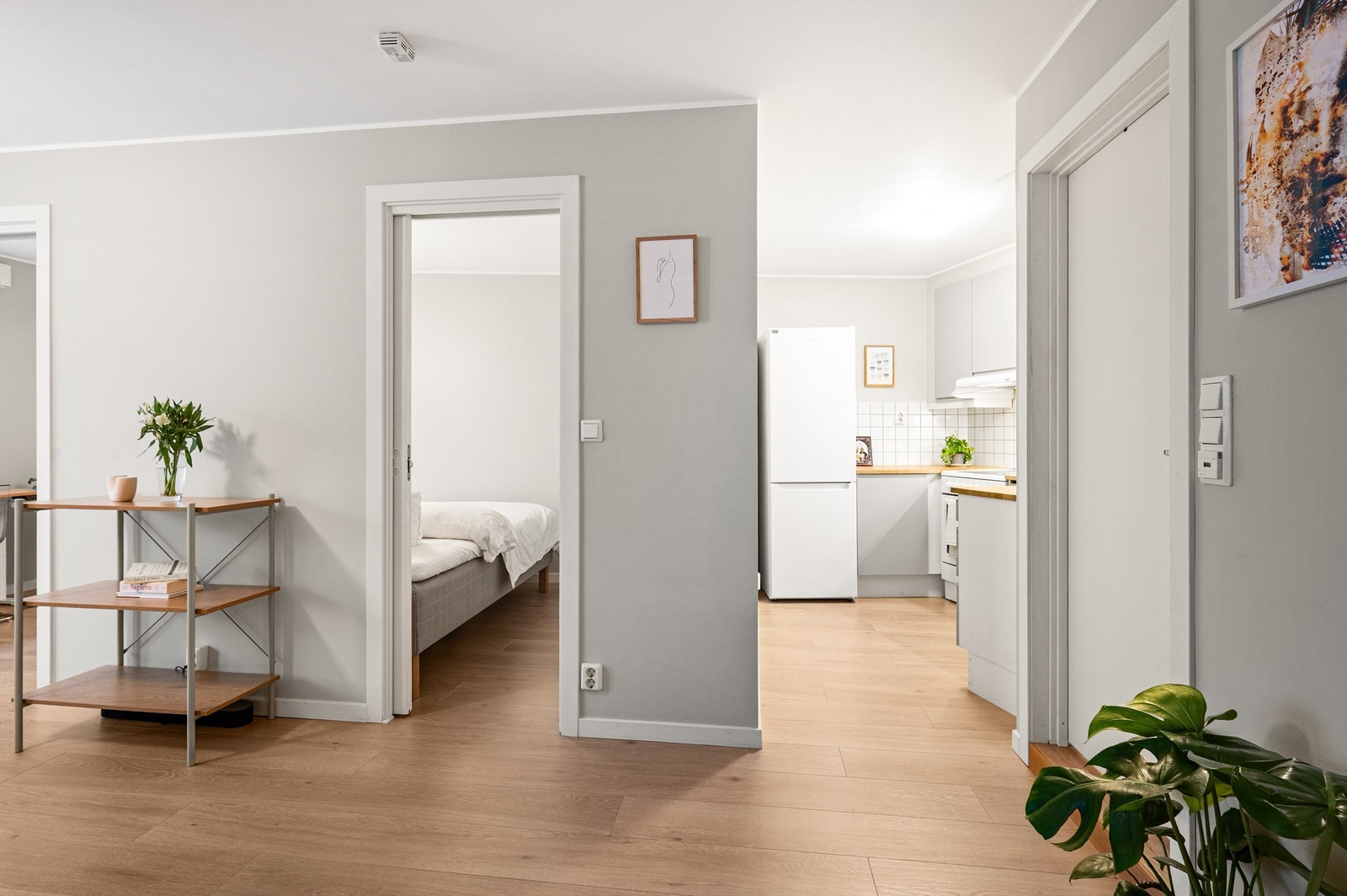 Kjøkkenet er holdt i en delvis åpen løsning mot stuen der du får en fin sone for matlagingen samtidig som du har god kommunikasjon med gjestene. Galleribilde