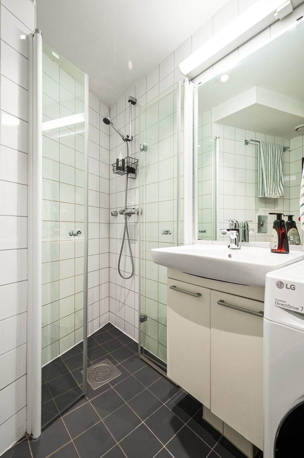 Badet har elektrisk gulvvarme for ekstra komfort. Galleribilde