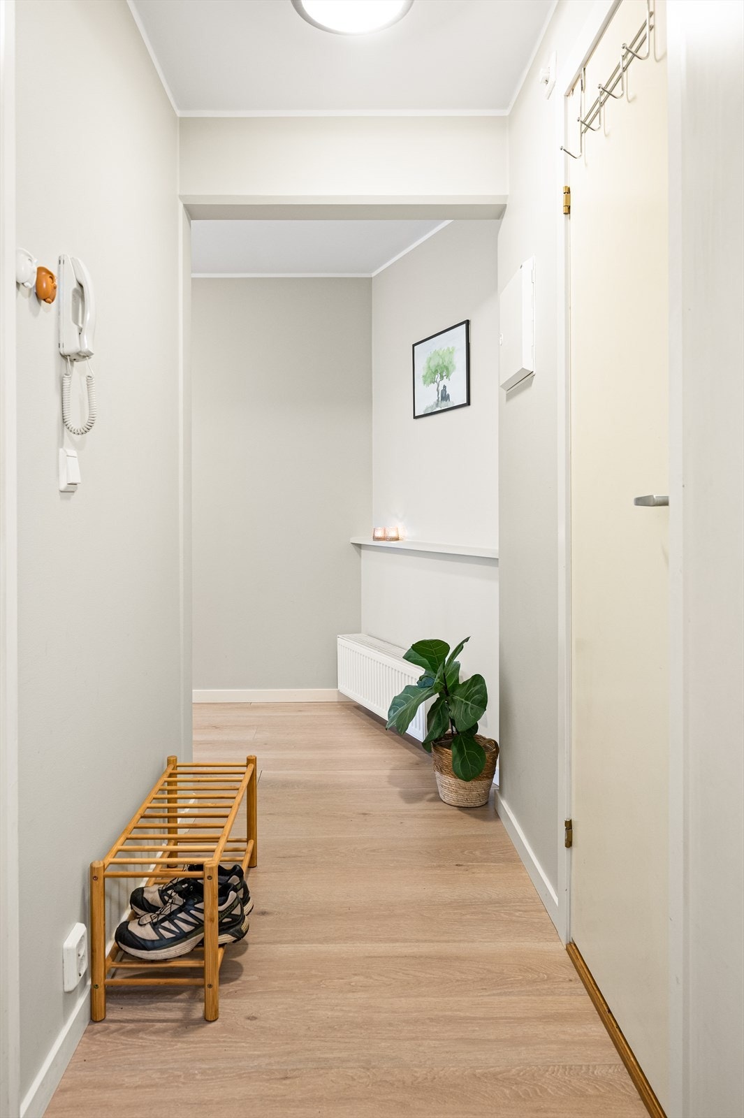 En lys og innbydende entré gir et godt førsteinntrykk av boligen. Galleribilde