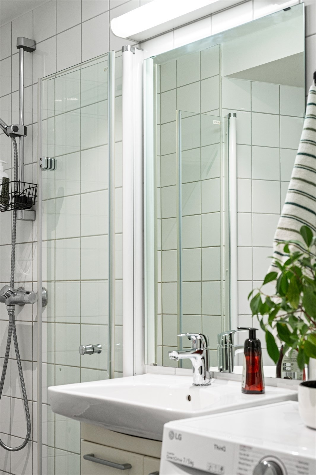 Badet er praktisk innredet med opplegg for vaskemaskin. Galleribilde