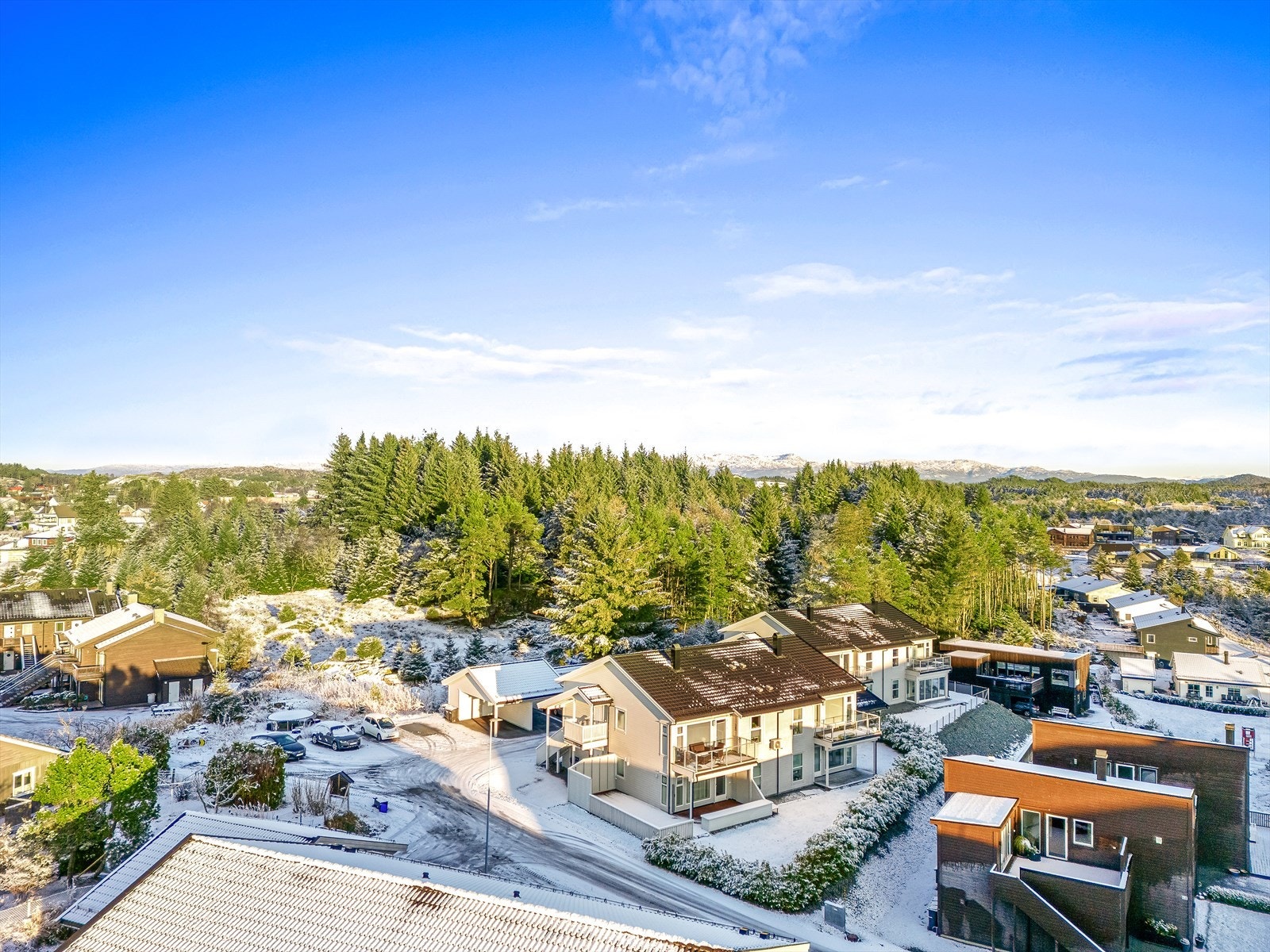 Leiligheten ligger sentralt til i det populære og veletablerte boligområde "Svortland Sør" Galleribilde