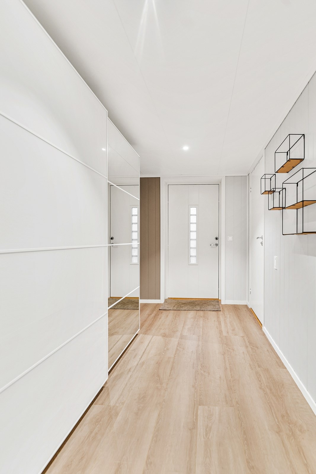 Romslig gang med god plass til oppbevaring i garderobeskap Galleribilde