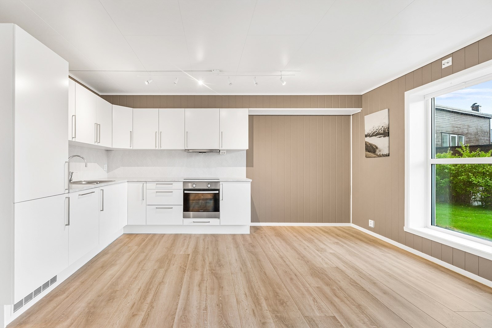 Ved kjøkkenet er det god plass til spisegruppe Galleribilde