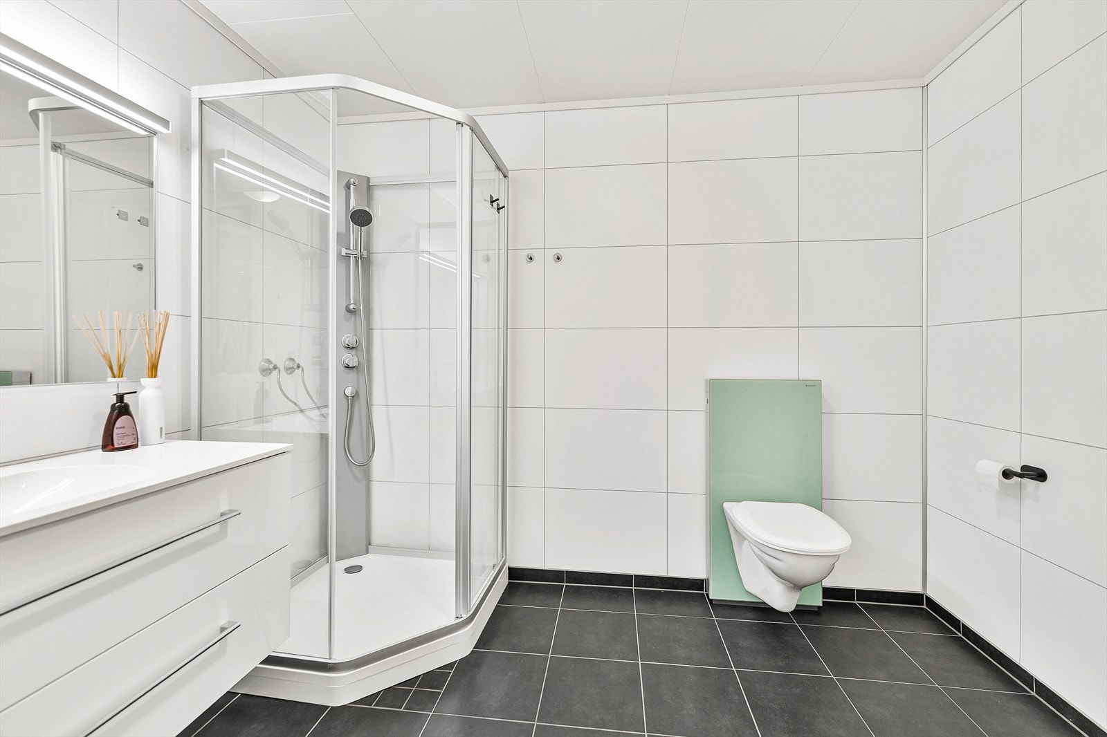 Rommet er innredet med nedfelt servant, dusjkabinett og vegghengt toalett Galleribilde