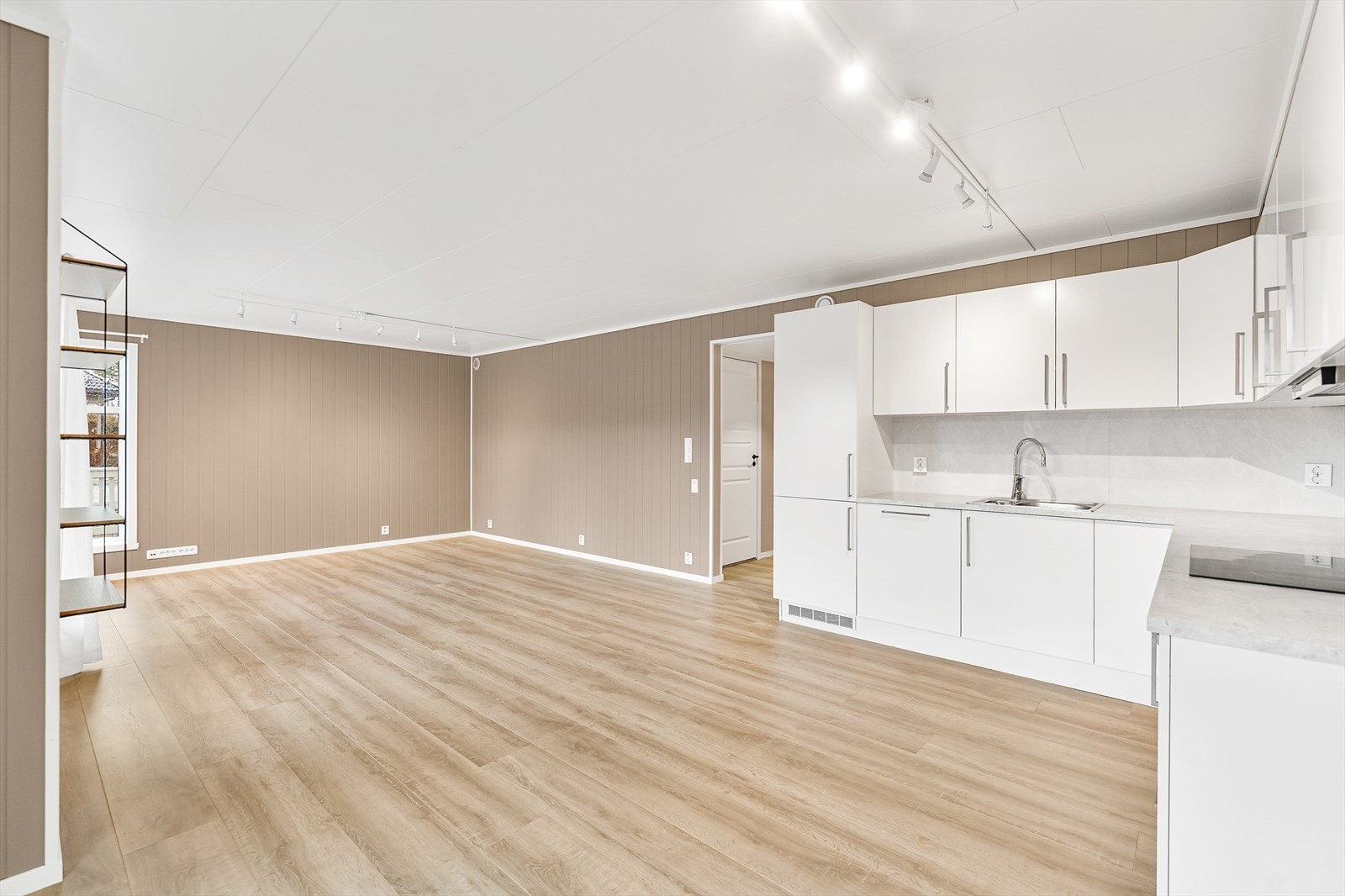 Stue og kjøkken ligger i en åpen løsning Galleribilde