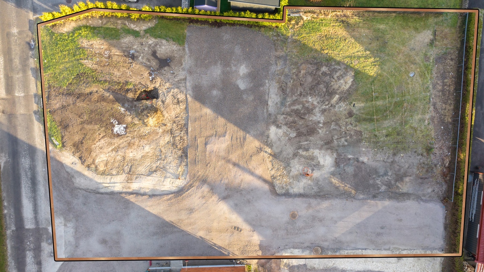Dronebilde hvor tomten er avgrenset - det er mulighet for å kjøpe halve tomten om man ønsker å bygge en bolig! Galleribilde