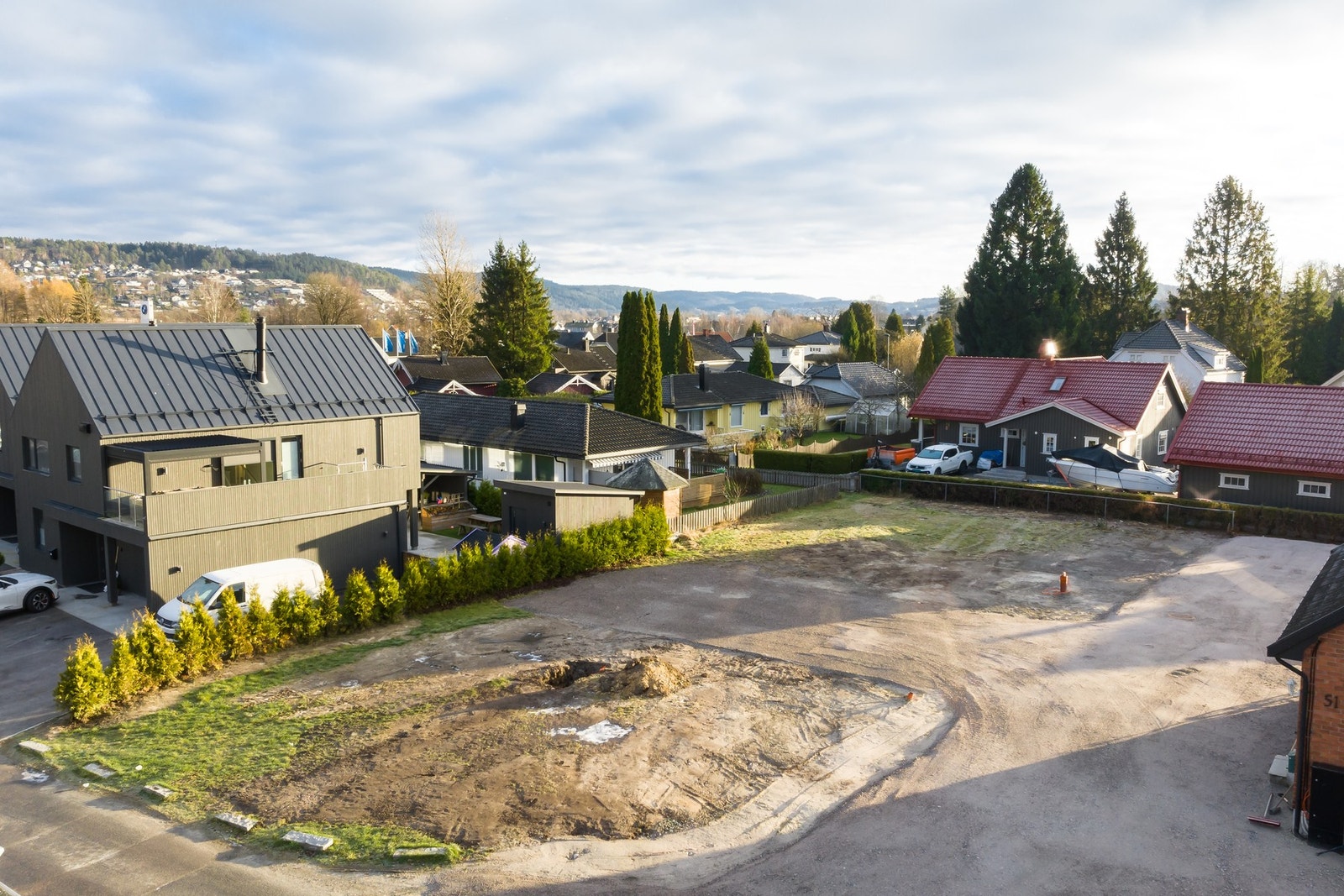 Tomten har en fin beliggenhet med nærhet til idrettsanlegg på Tollnes Galleribilde
