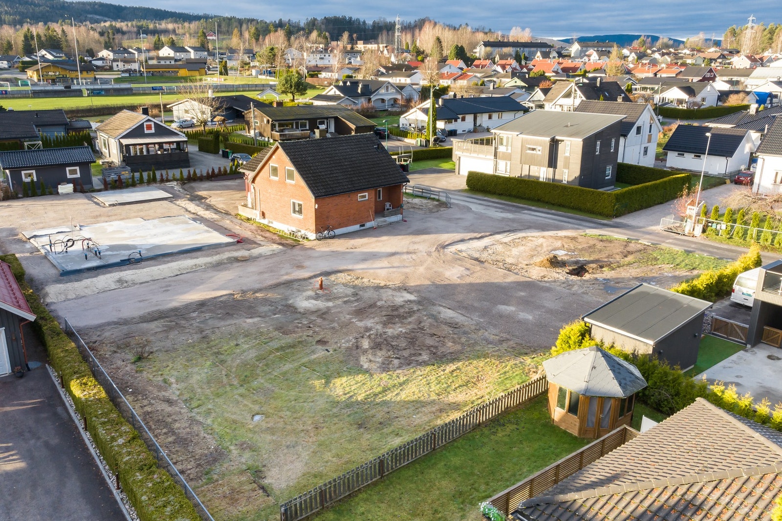 Det er på nærliggende tomter bygget flere boliger i samme stil Galleribilde