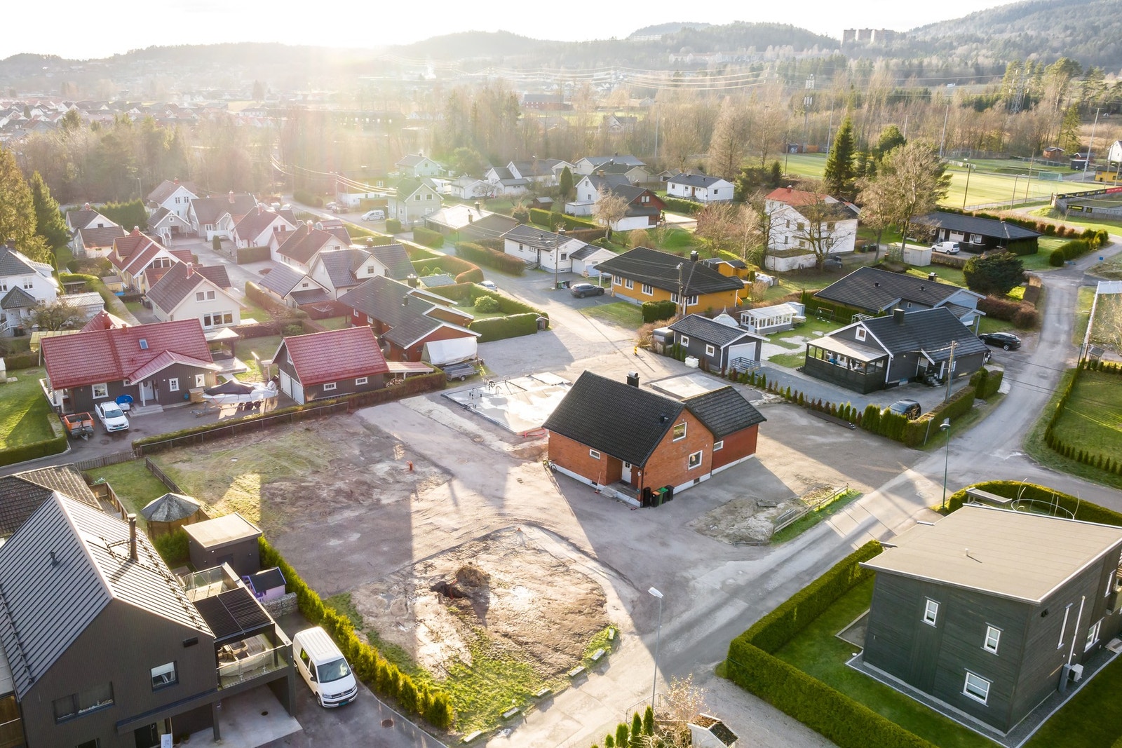 Det er gode solforhold, og tomten ligger skjermet til fra veg og trafikkstøy Galleribilde