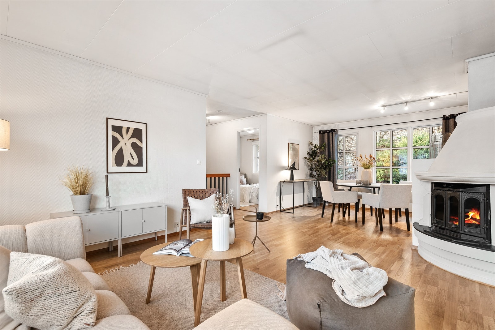 Lys og romslig stue med store vindusflater som slipper inn rikelig med naturlig lys. Galleribilde