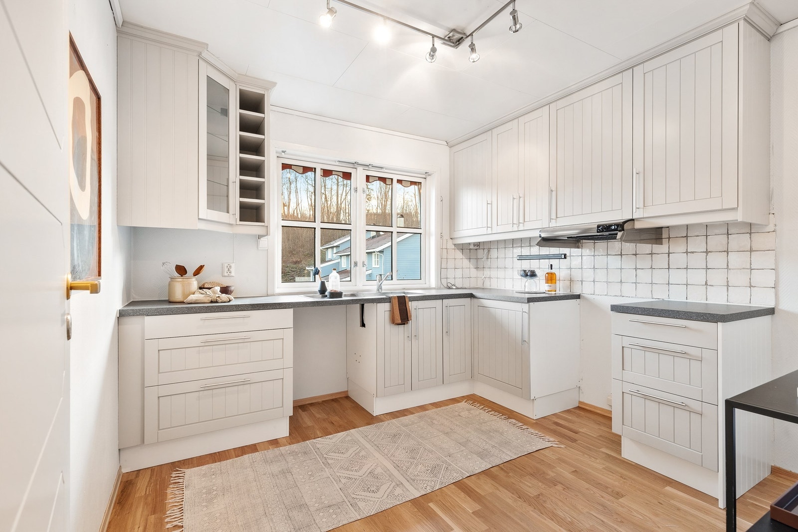 Kjøkken med profilerte fronter og parkett på gulv Galleribilde