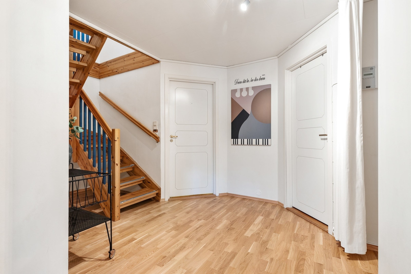 I underetasjen finner du to soverom, baderom, vaskerom og bod. Galleribilde