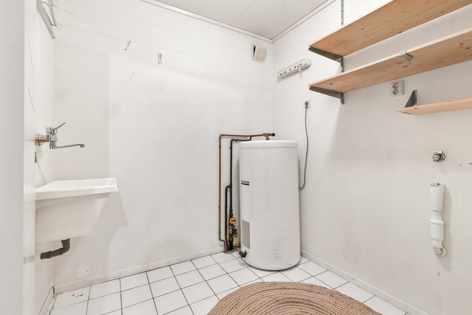 Vaskerom med utslagsvask og varmtvannsbereder. Galleribilde