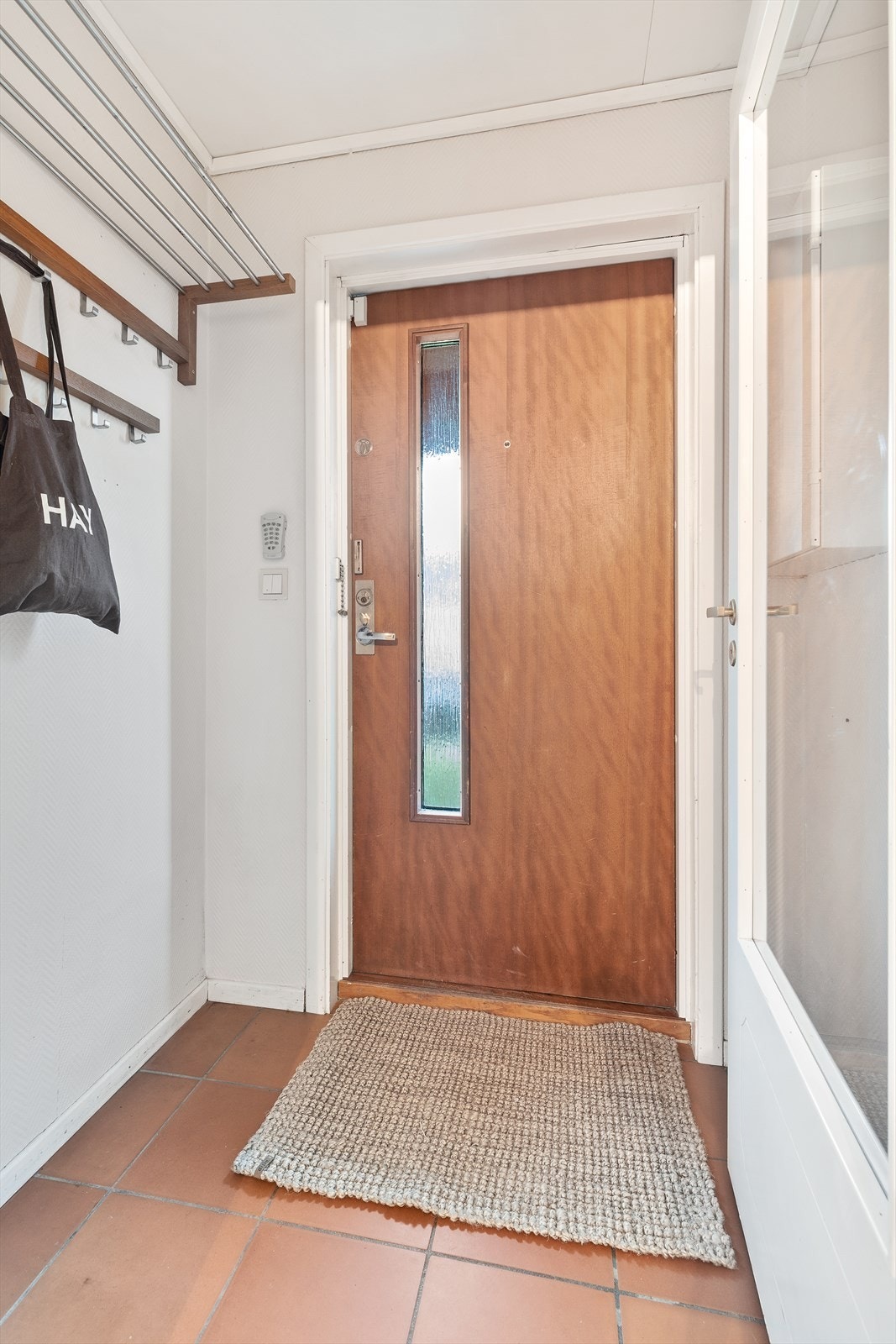 Entré med flislagt gulv og plass til yttertøy. Galleribilde