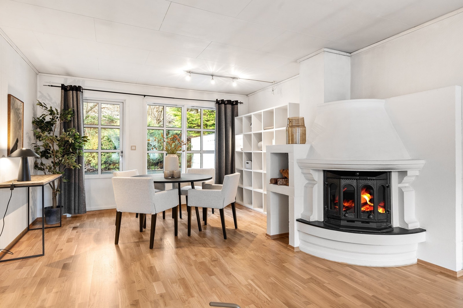 I tilknytning til stuen ligger en romslig spiseplass med naturlig plass til et stort spisebord. Fra spisestuen har du adkomst til en stor uteplass. Galleribilde