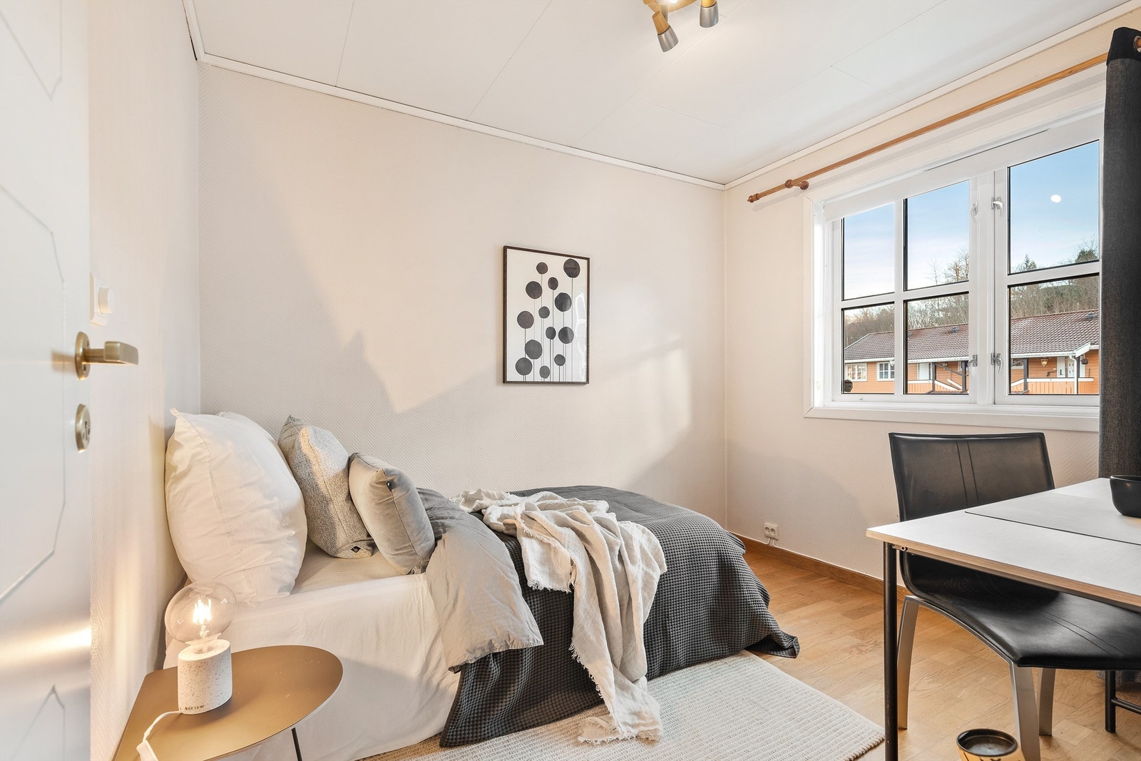 Soverom med plass til seng og skrivepult. Galleribilde