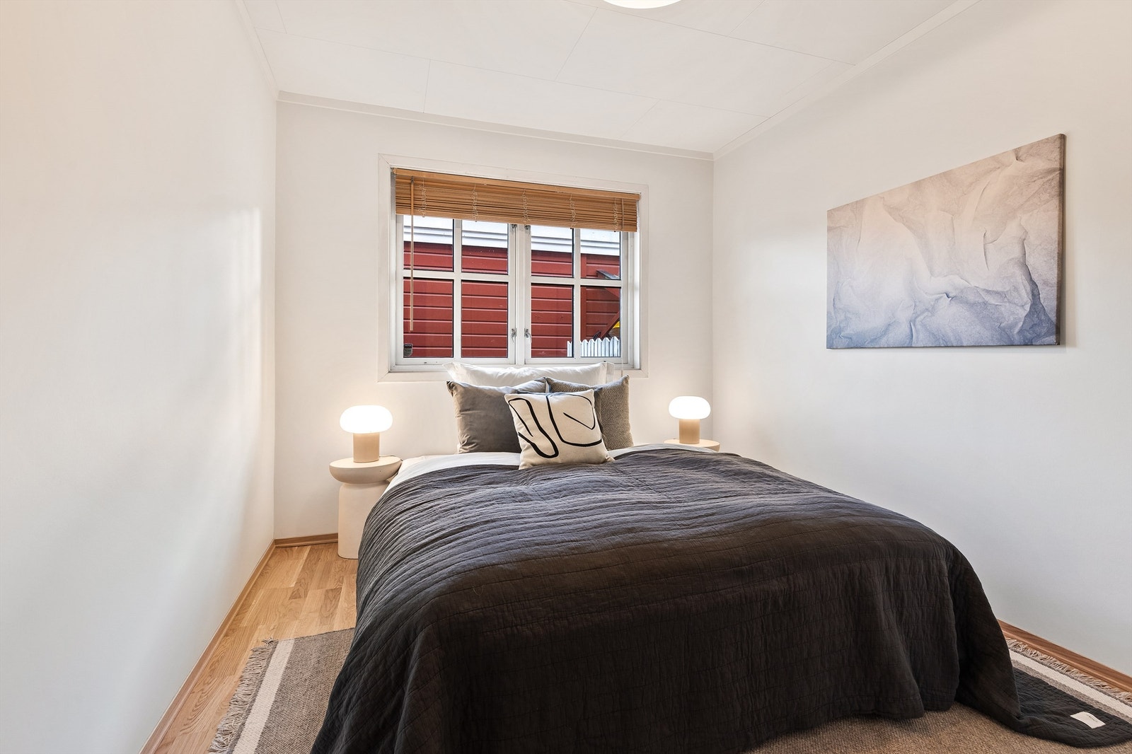 På hovedsoverommet har du god plass til en dobbeltseng med nattbord på hver side. Galleribilde