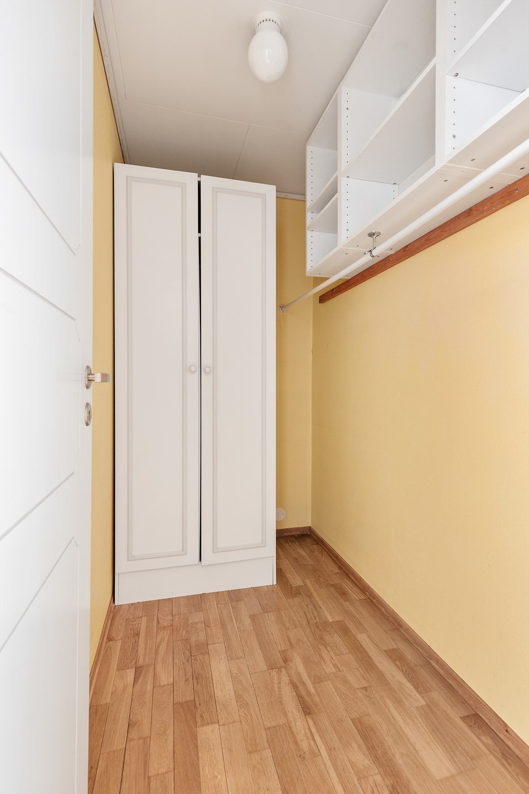 Praktisk garderobeløsning med skap og hyller. Galleribilde