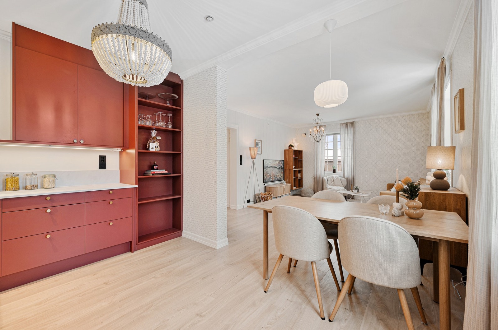 Spiseseksjonen finner sin naturlige plassering mellom stuen og kjøkkenet. Galleribilde