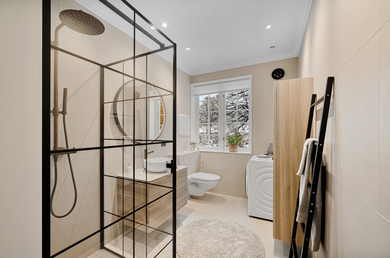 Her har man bl.a gulvvarme, veggmontert toalett, downlights i tak og servant på underskap, veggskap og speil. Galleribilde