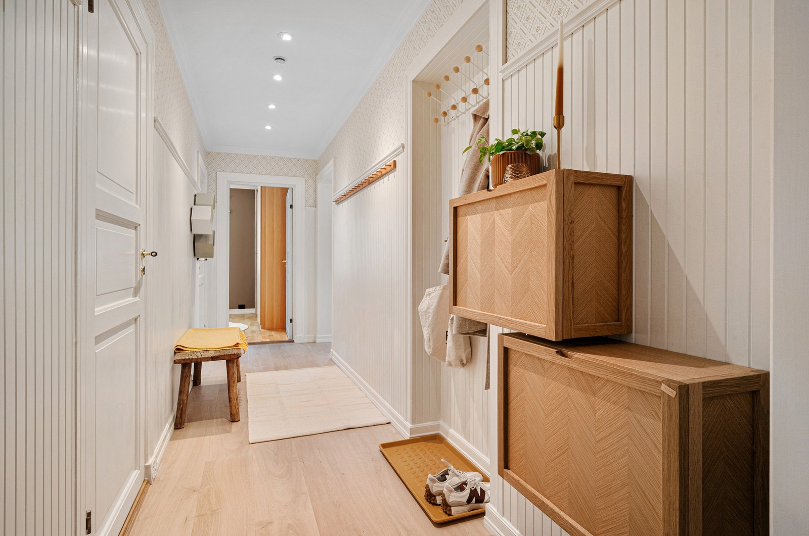 Romslig inngangsparti med god plass til å henge fra seg klær og utstyr. Galleribilde