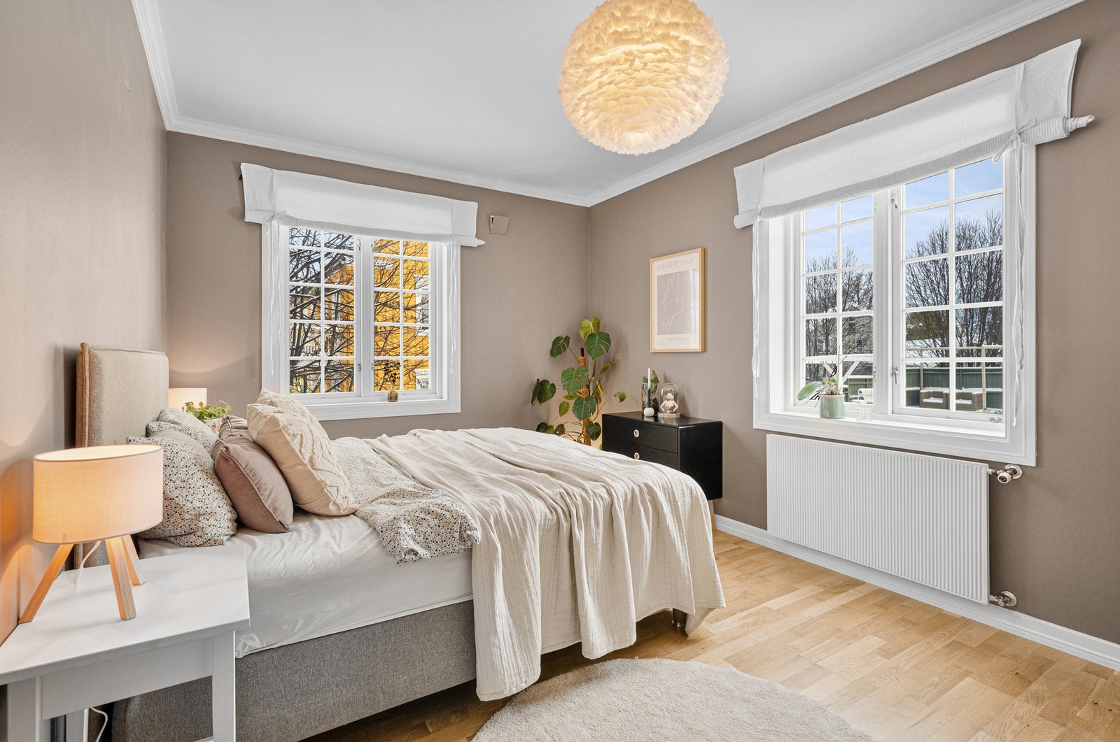 Her har man god plass til ønsket soveromsmøblement. Galleribilde