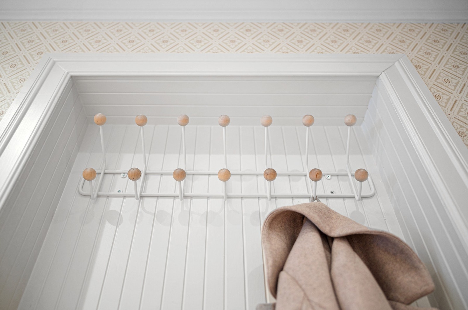 Like ved finner du et ekstra sett med praktisk oppheng - perfekt for å holde entréen organisert. Galleribilde