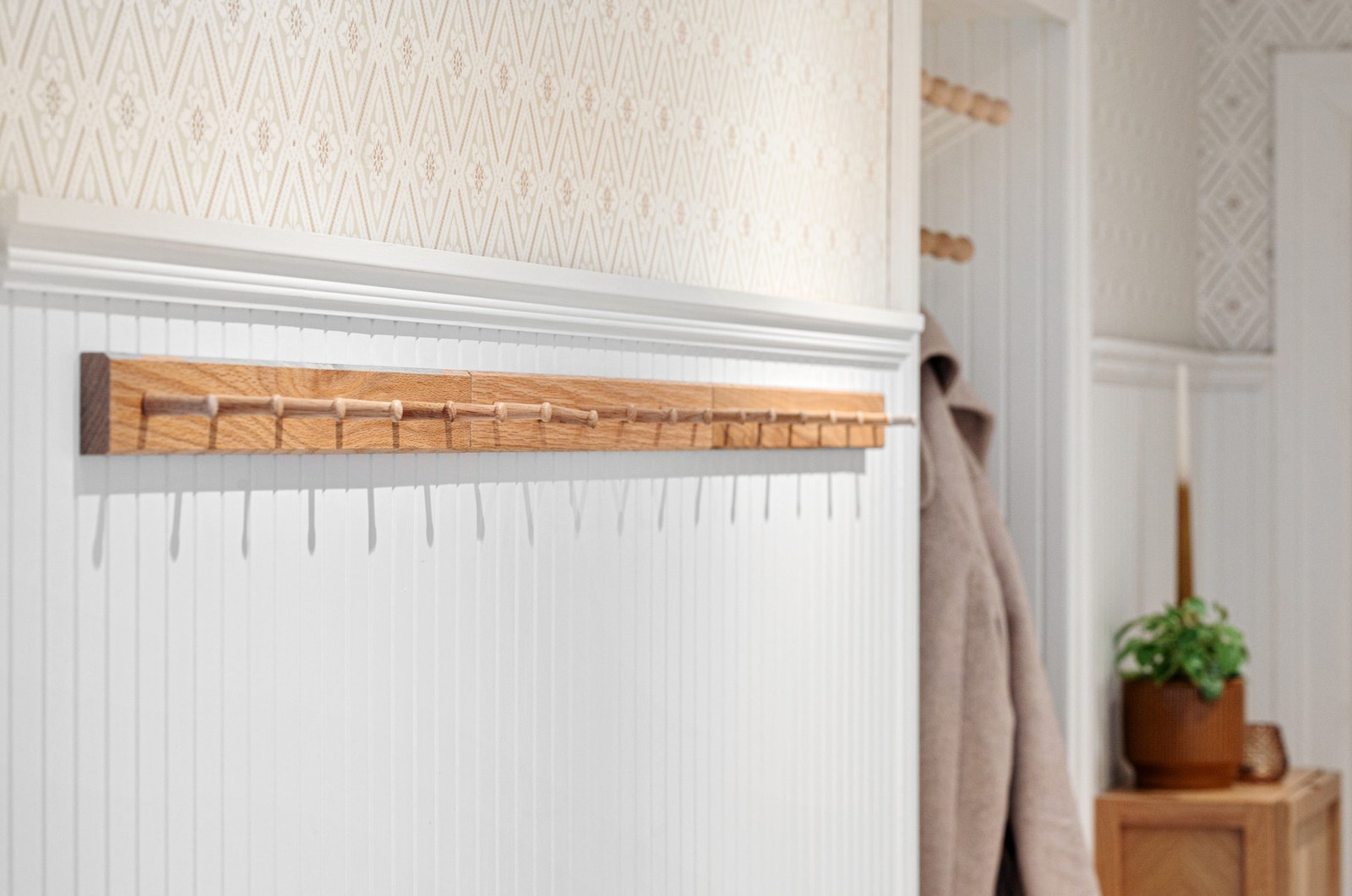 Lyst og innbydende inngangsparti på ca. 6 m² med plass til å henge fra seg yttertøy og sette fra seg skotøy. Galleribilde