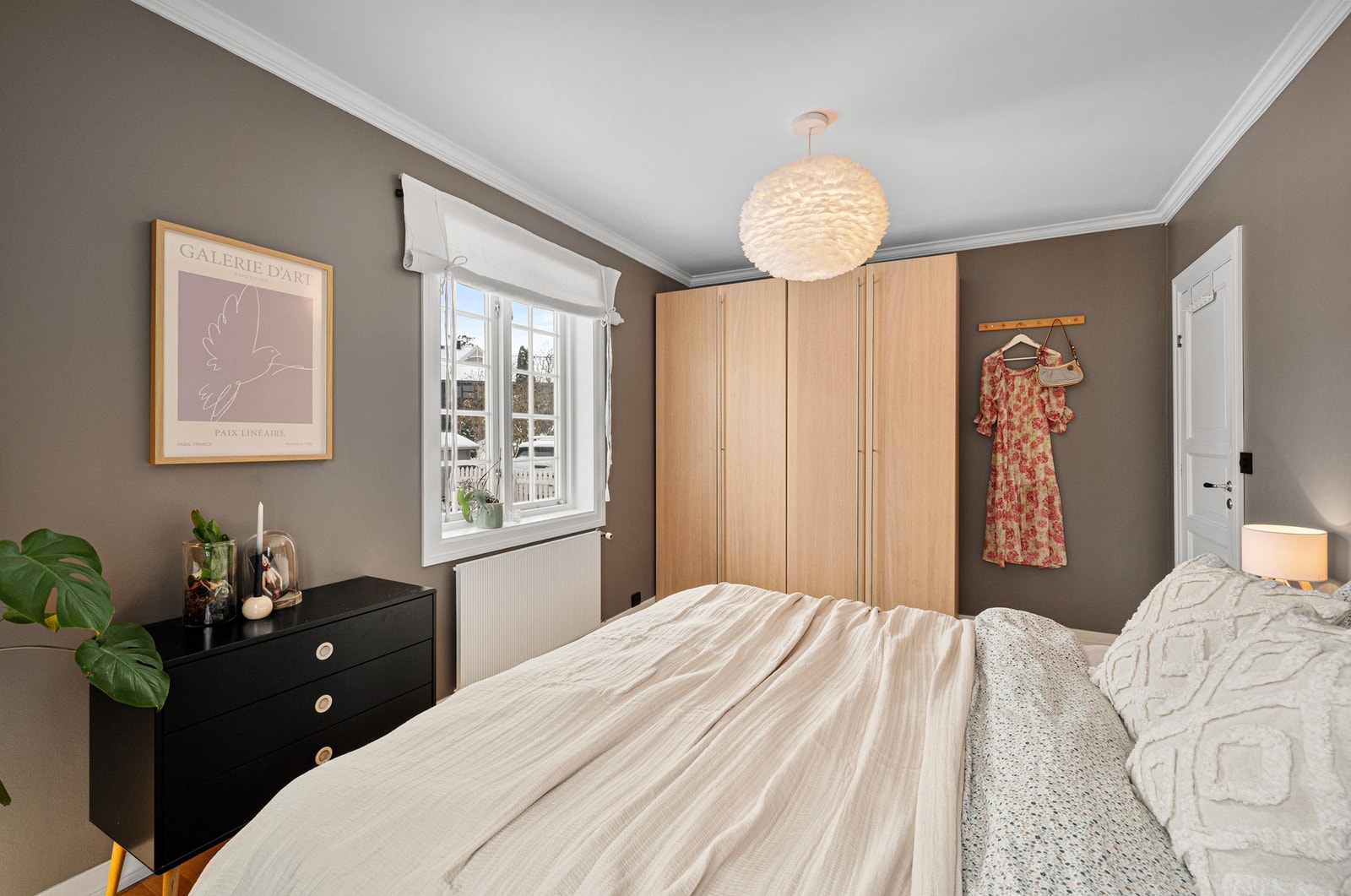 Rommet er utstyrt med 2 garderobeskap som medfølger handelen. Galleribilde