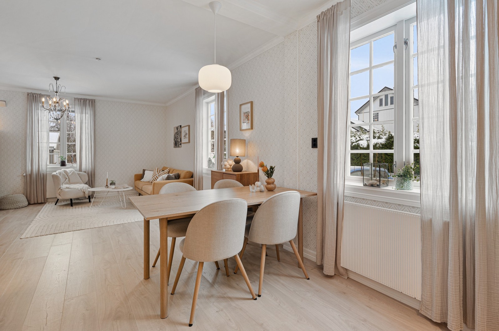 God plass til både sittegrupper, stue- TV- og spisebord. Galleribilde