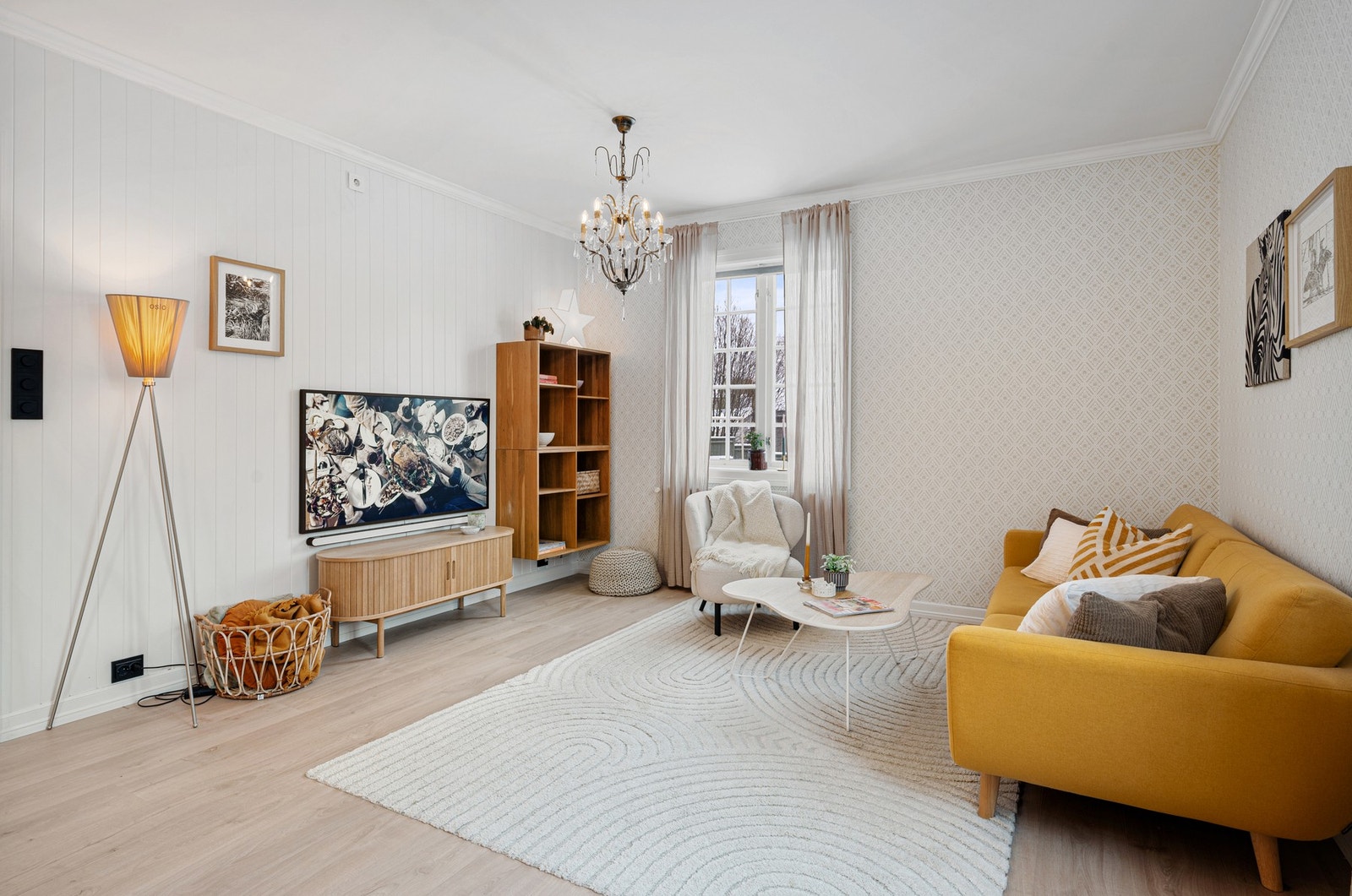 Leiligheten har en delvis åpen stue-/kjøkkenløsning på ca. 31,1m² med ypperlige møbleringsmuligheter. Galleribilde