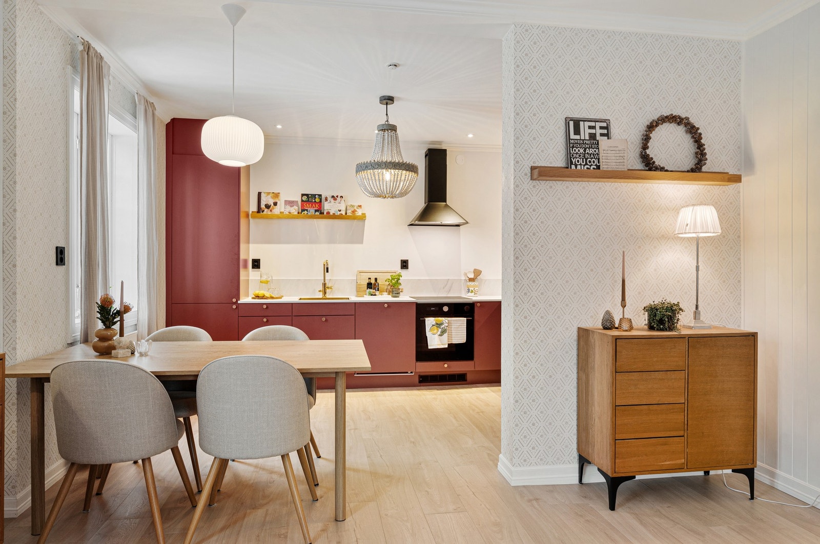 Leiligheten har vannbåren varme via radiatorer som gir effektiv oppvarming året rundt. Galleribilde