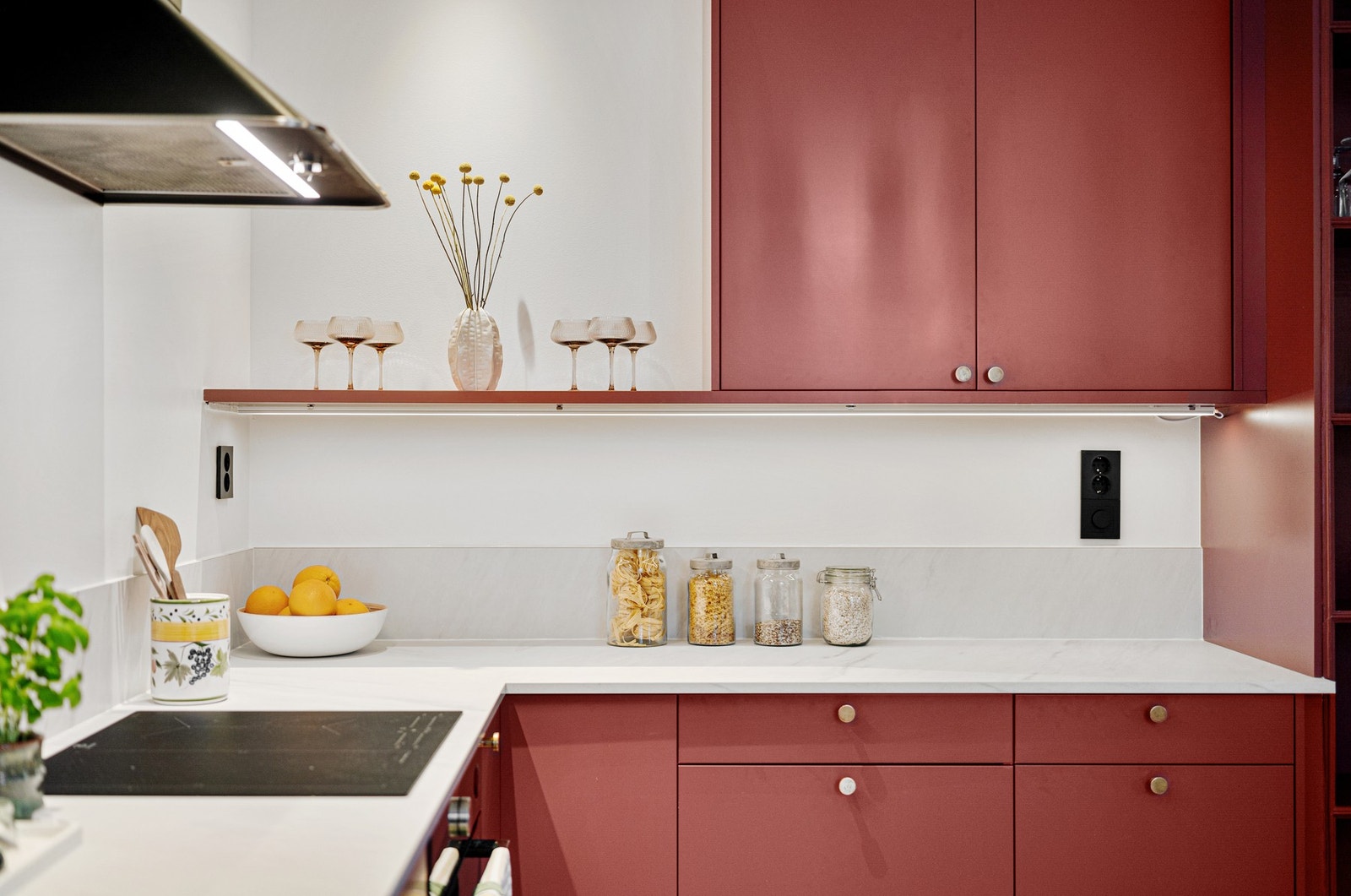 Her har man integrerte hvitevarer som oppvaskmaskin, platetopp, komfyr og integrert kjøl-/fryseskap. Galleribilde