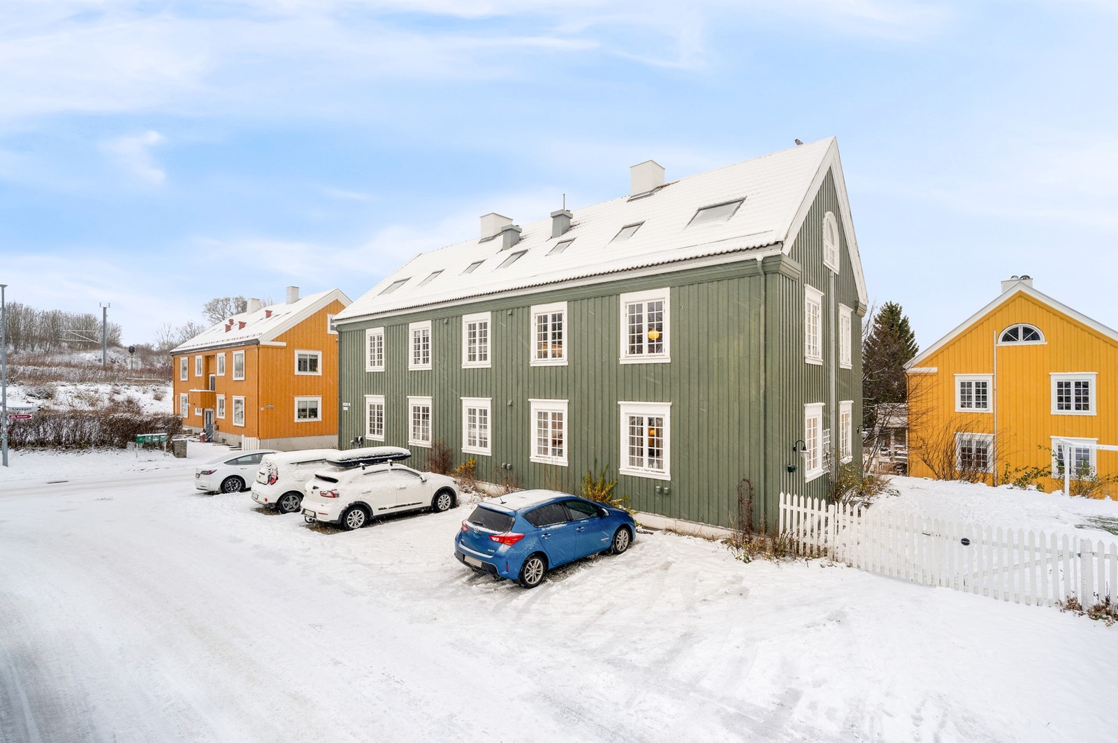 Leiligheten disponerer 1 stk parkeringsplass på sameiets tomt like utenfor bygget. Galleribilde