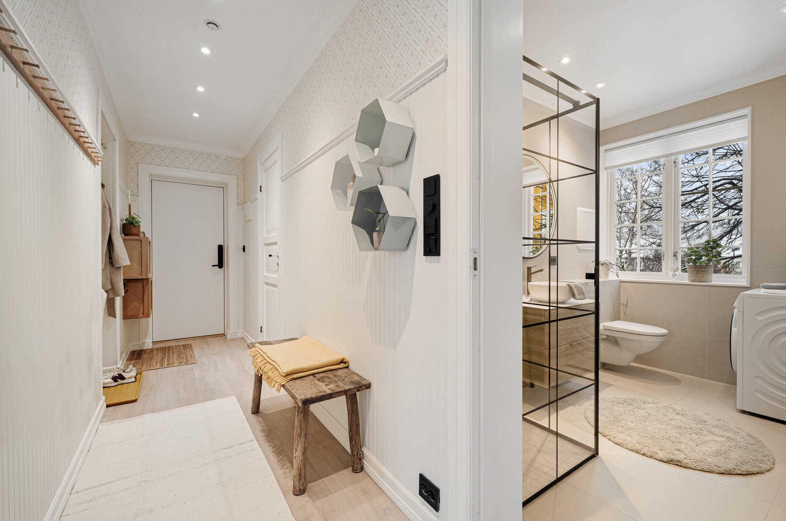 Innbydende entré på 6,1m² med enkel adkomst til alle rom i leiligheten. Galleribilde