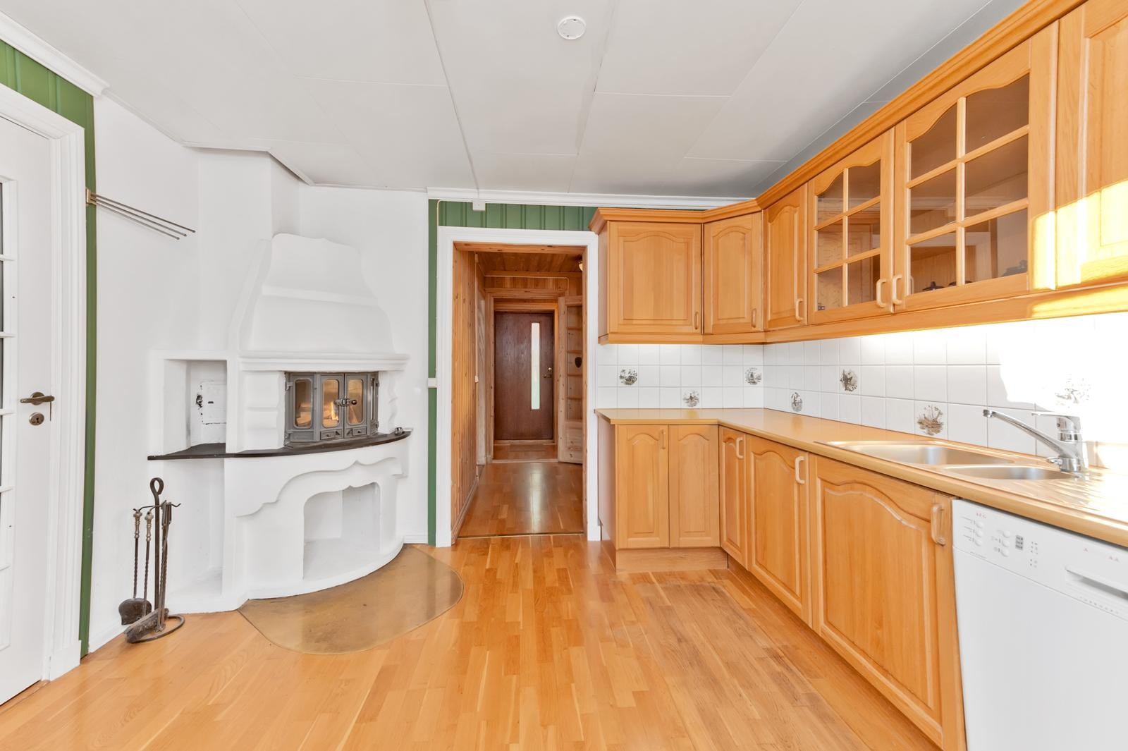 Hyggelig peis på kjøkkenet Galleribilde