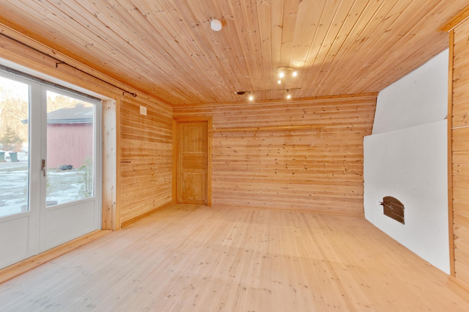 Romslig soverom med garderobeskap og utgang til terrasse Galleribilde