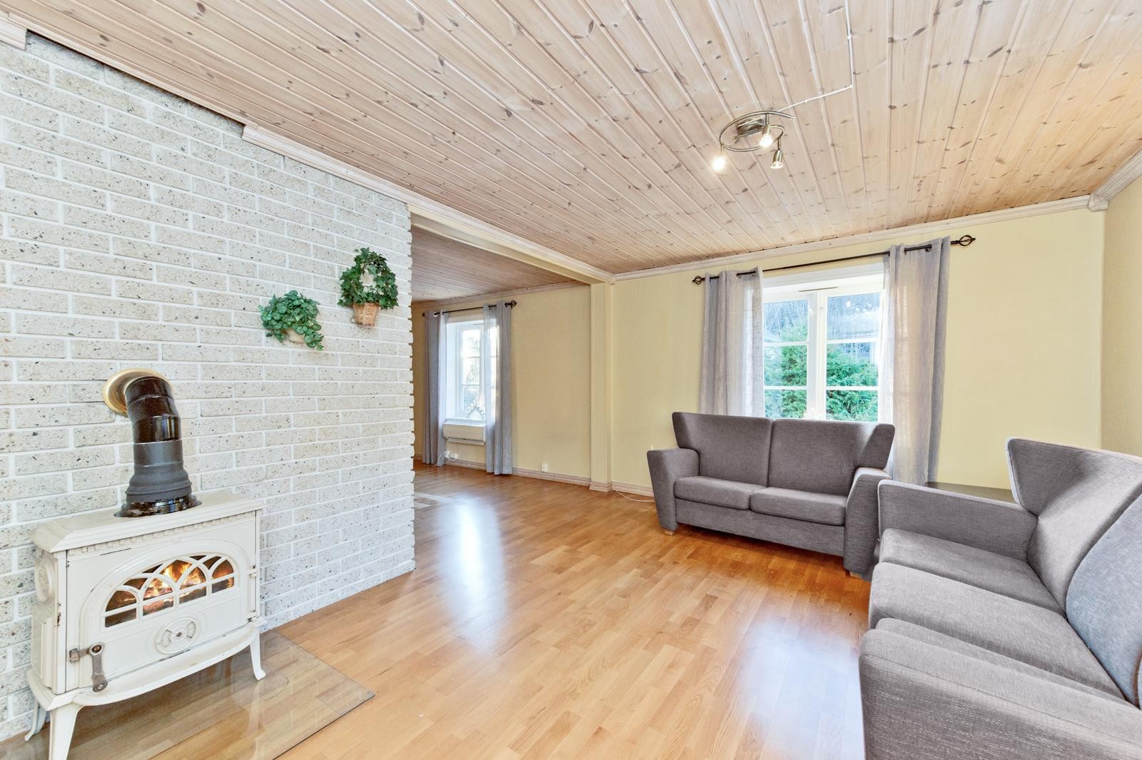 Stuen er nymalt og har vedovn Galleribilde