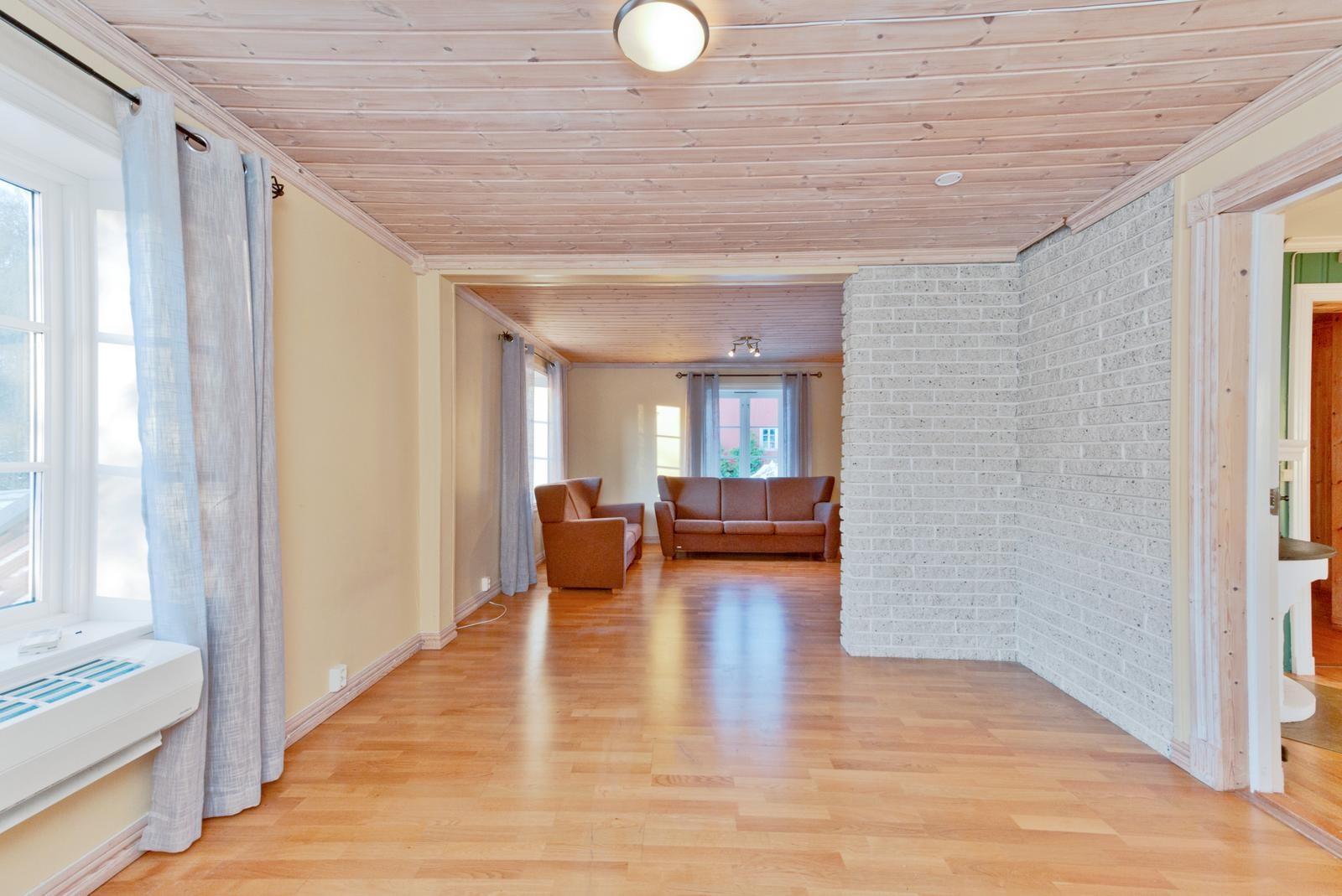 Spisestue med inngang til kjøkken Galleribilde