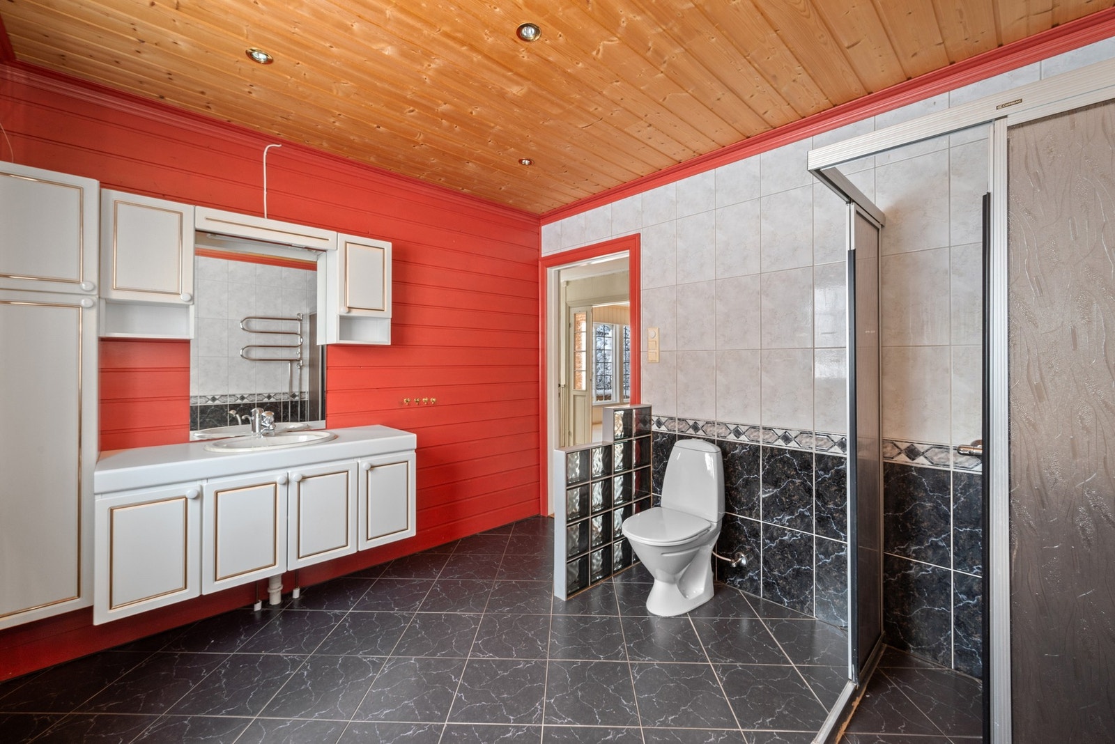 Utstyrt med servantskap, dusjhjørne, badekar og naturlig avtrekk. Galleribilde