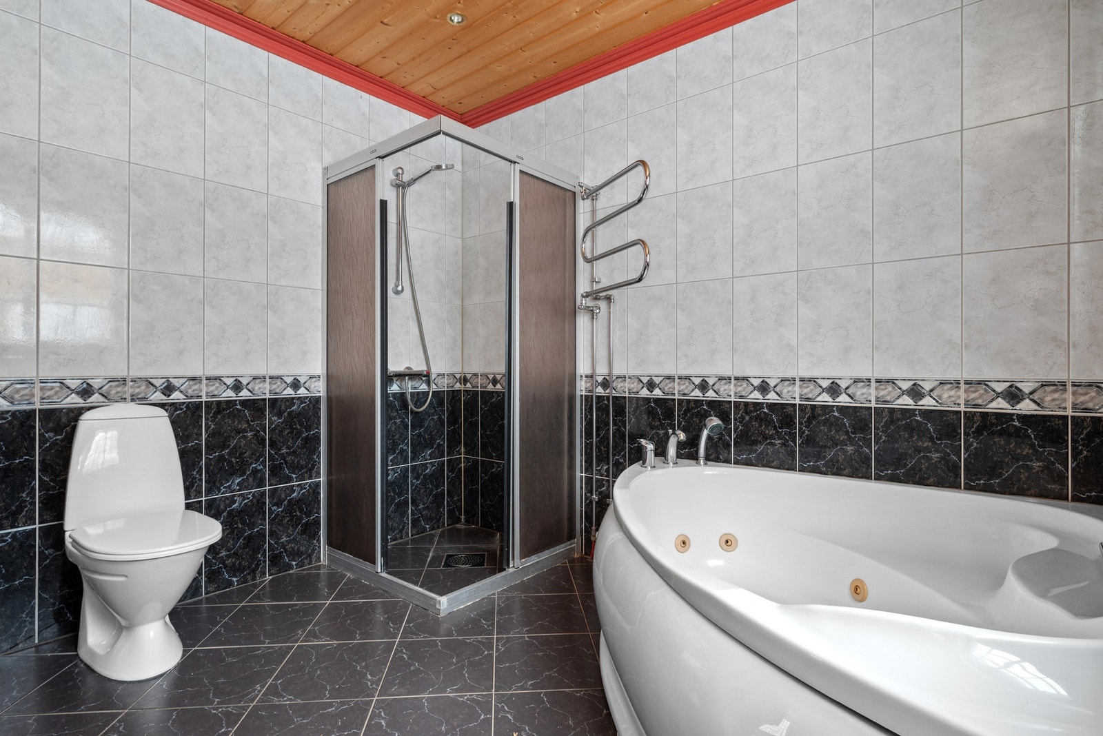 Badet er på 9 kvm og har gulvvarme. Galleribilde