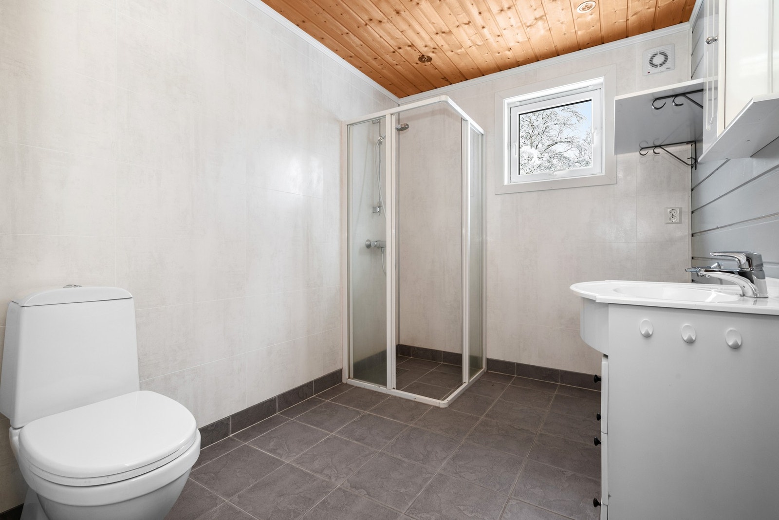 Bad i 2.etasje utstyrt med dusjhjørne, servantskap, wc, opplegg for vaskemaskin og mekanisk avtrekk. Galleribilde