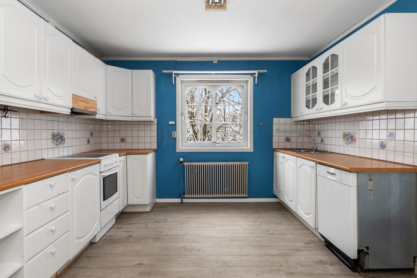 Innredning med mekanisk avtrekksvifte over stekesonen og opplegg for oppvaskmaskin. Galleribilde