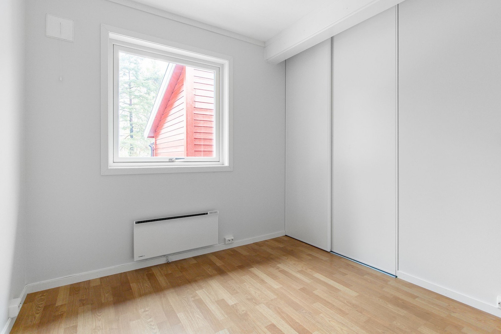 Soverom med skyvedørsgarderobe. Galleribilde