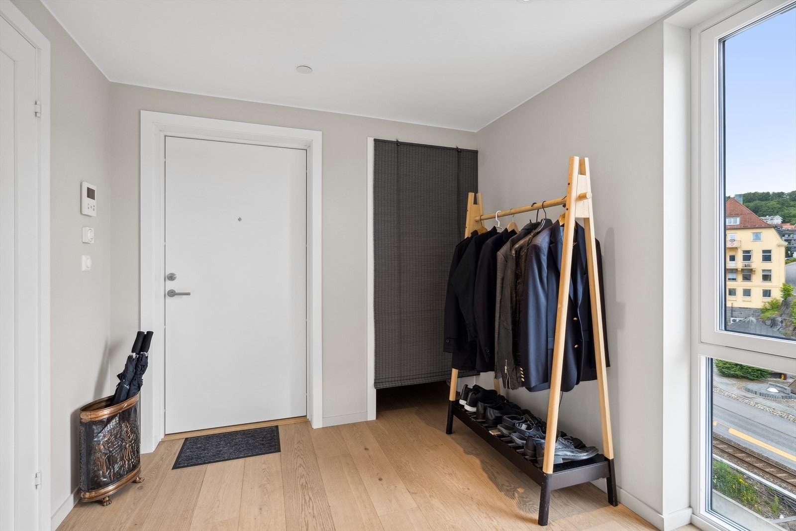 Du ønskes velkommen inn i en tiltalende entré som har direkte tilgang til et praktisk garderoberom. Galleribilde