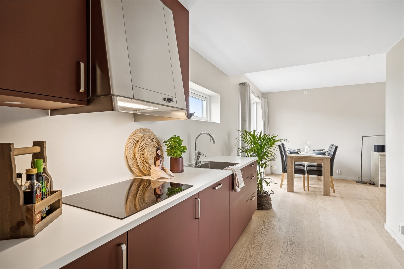 Kjøkkenet har fint med arbeidsplass for matlagingen. Det er også god oppbevaringsplass i skap og skuffer. Galleribilde