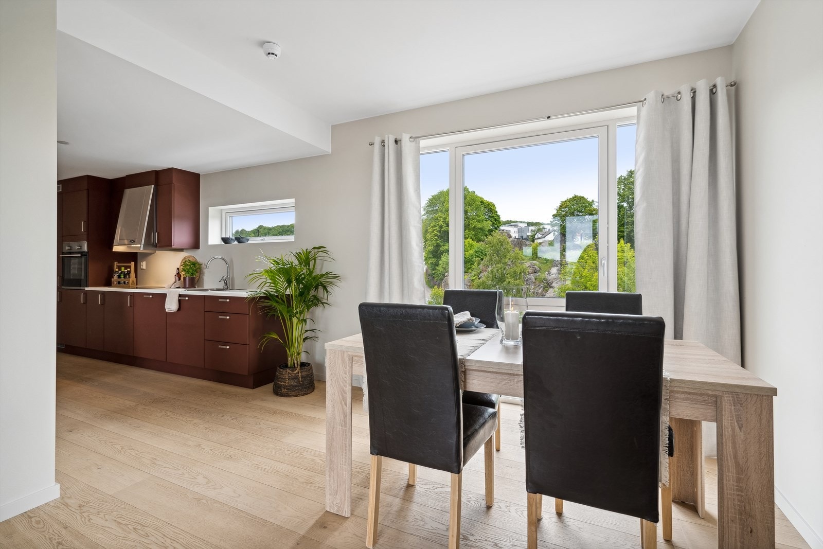 Det er en åpen løsning mellom stuen og kjøkkenet, noe som gjør arealet sosialt og enkelt å utnytte på en effektiv måte. Galleribilde