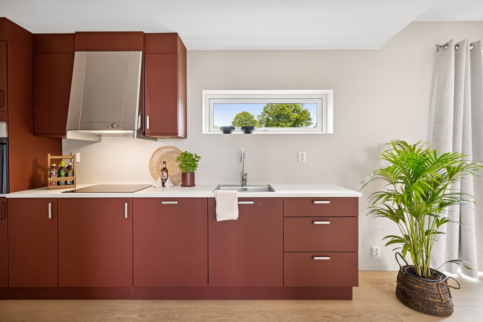 Her har du integrerte hvitevarer som gir et sømløst uttrykk og består av stekeovn, oppvaskmaskin og kjøle/fryseskap. Galleribilde