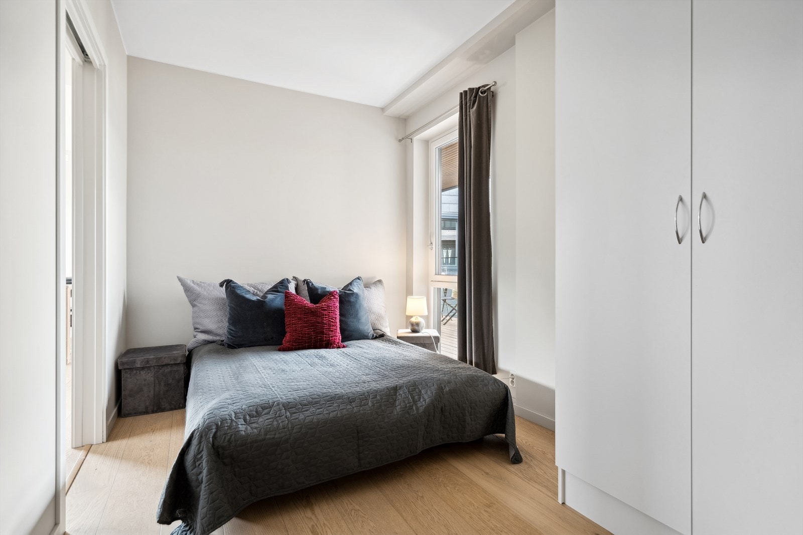 Soverommet har en innbydende atmosfære og to innganger slik at du enkelt kan møblere. Galleribilde