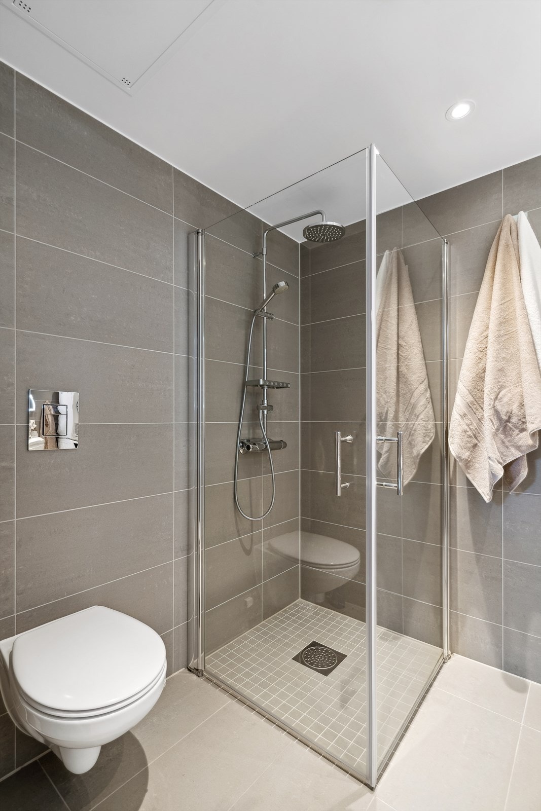 Her har du alle fasiliteter du ønsker av et toppmoderne baderom. Galleribilde